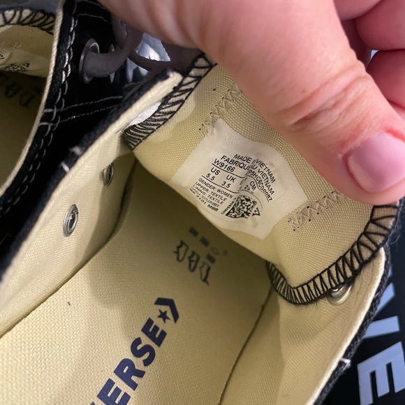 Black converse - Picture 3 of 5